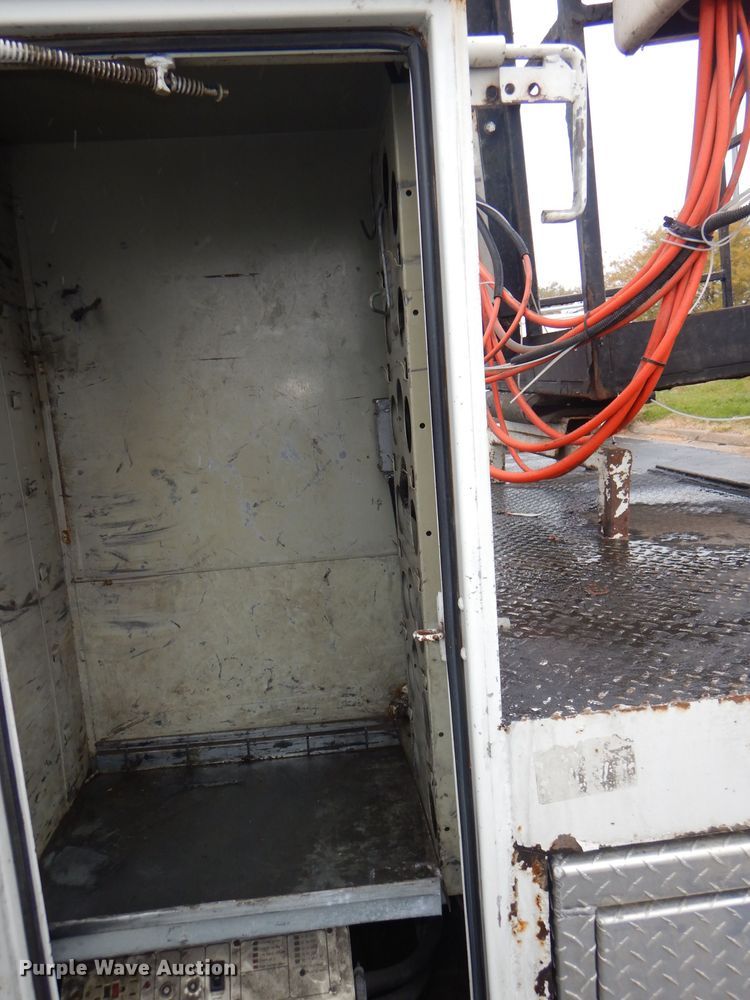 image for item DI2648 2002 International 4900 bucket truck