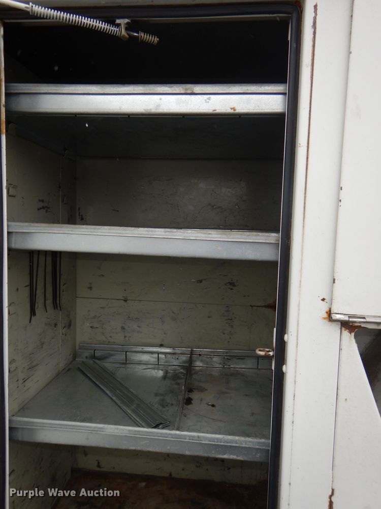 image for item DI2648 2002 International 4900 bucket truck