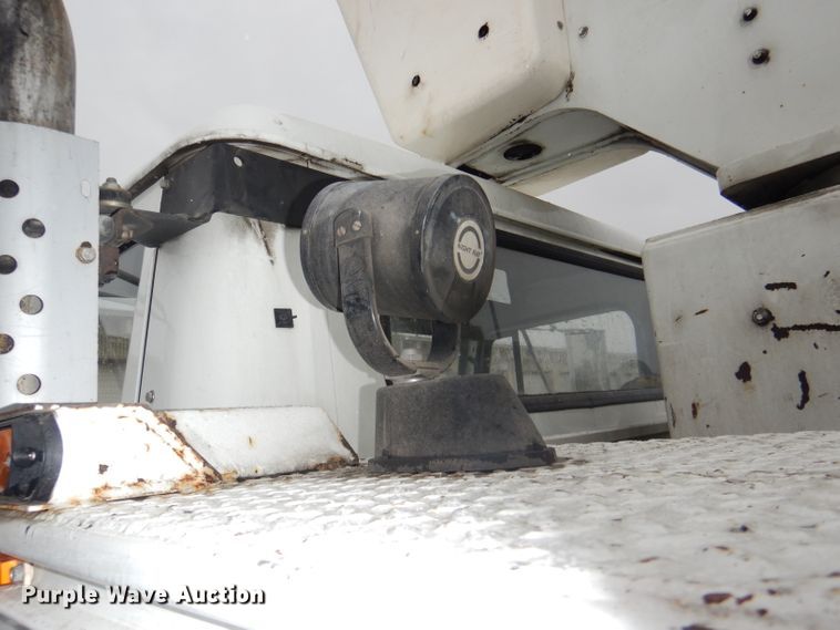 image for item DI2648 2002 International 4900 bucket truck