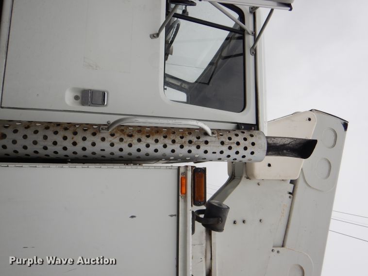 image for item DI2648 2002 International 4900 bucket truck