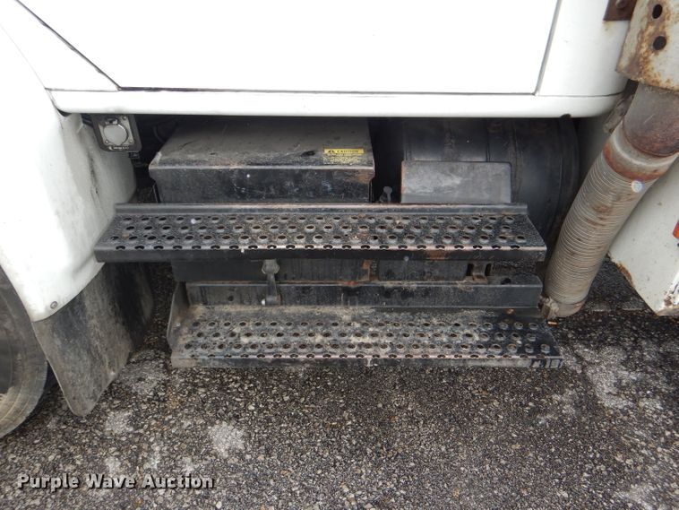 image for item DI2648 2002 International 4900 bucket truck