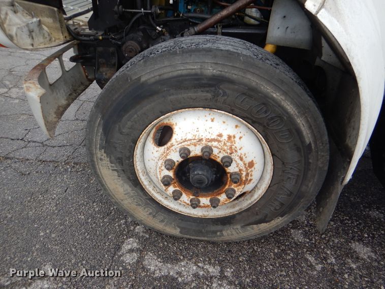 image for item DI2648 2002 International 4900 bucket truck