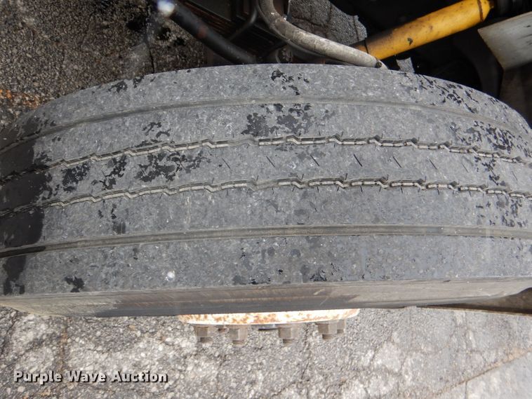 image for item DI2648 2002 International 4900 bucket truck