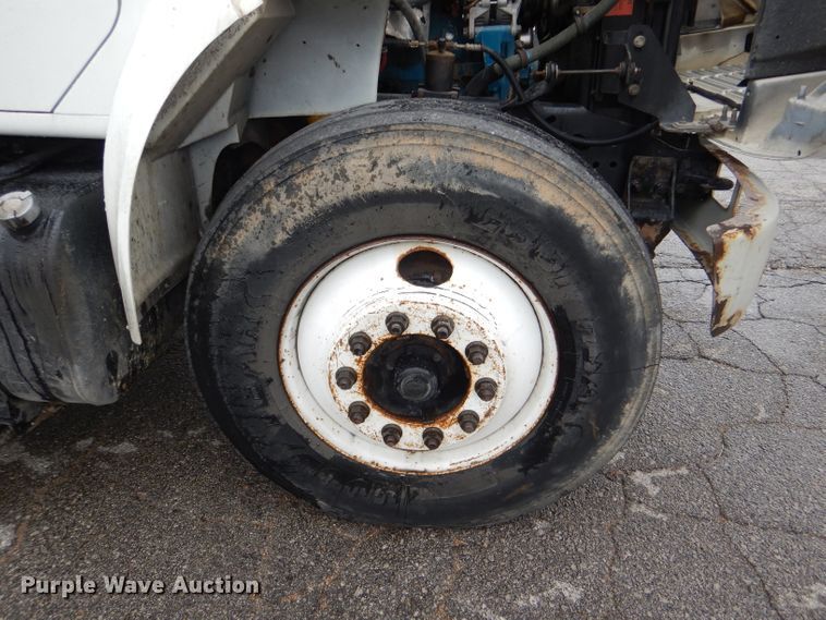 image for item DI2648 2002 International 4900 bucket truck