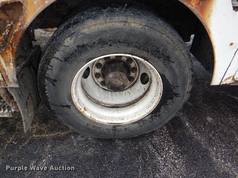 image for item DI2648 2002 International 4900 bucket truck