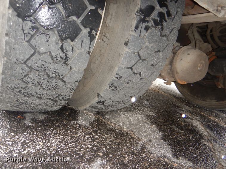 image for item DI2648 2002 International 4900 bucket truck