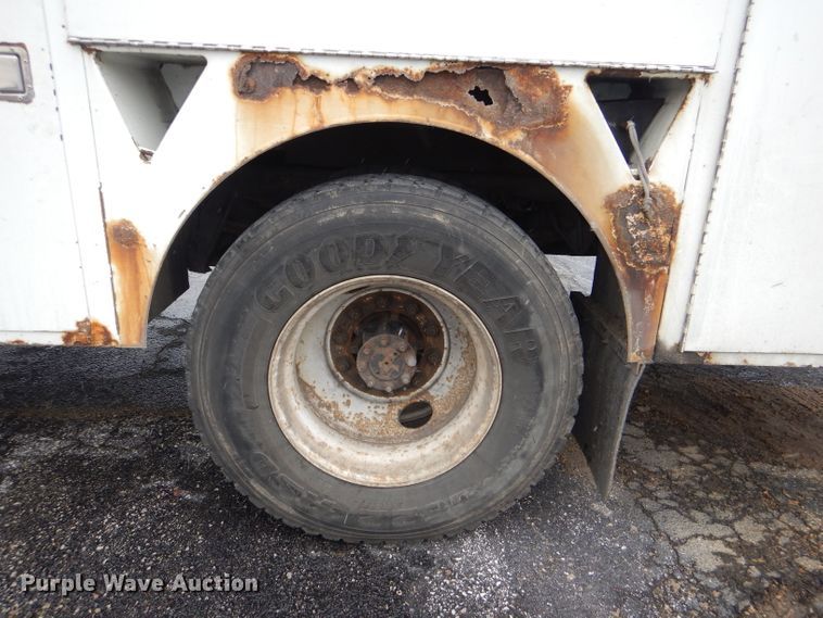 image for item DI2648 2002 International 4900 bucket truck