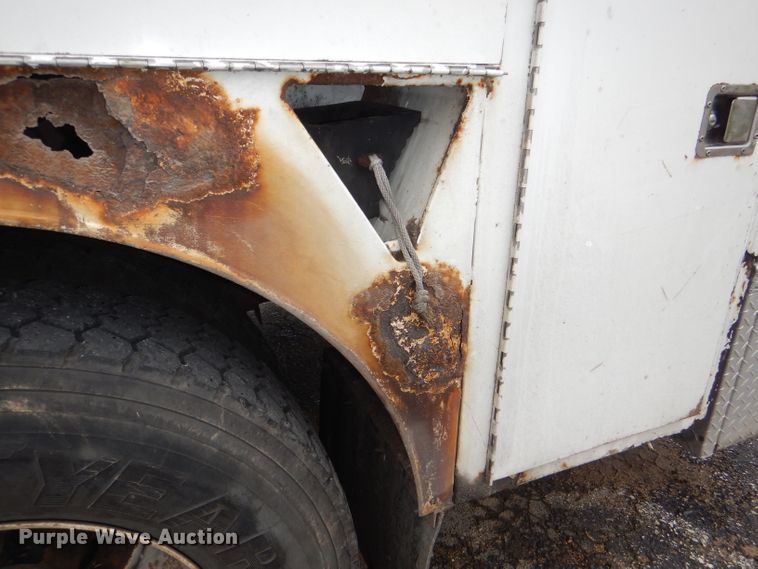 image for item DI2648 2002 International 4900 bucket truck