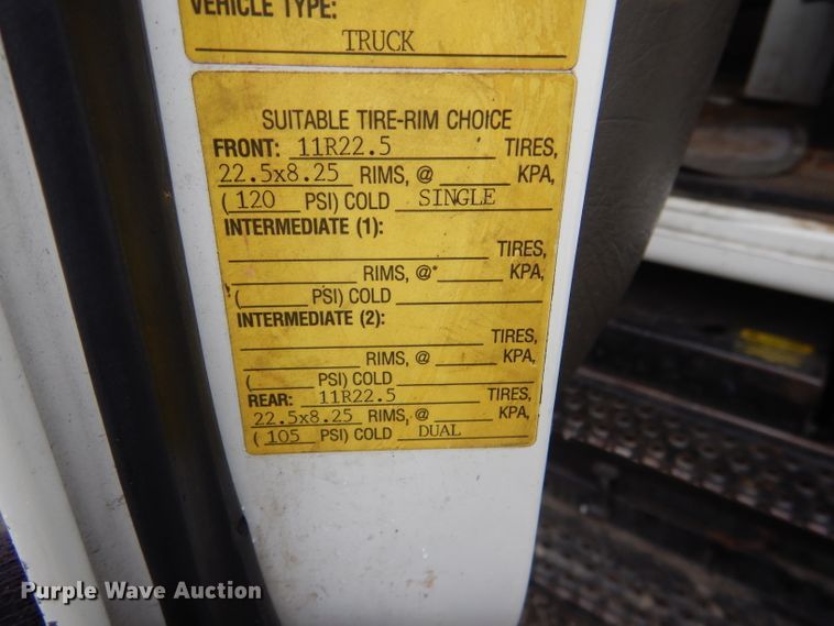 image for item DI2648 2002 International 4900 bucket truck