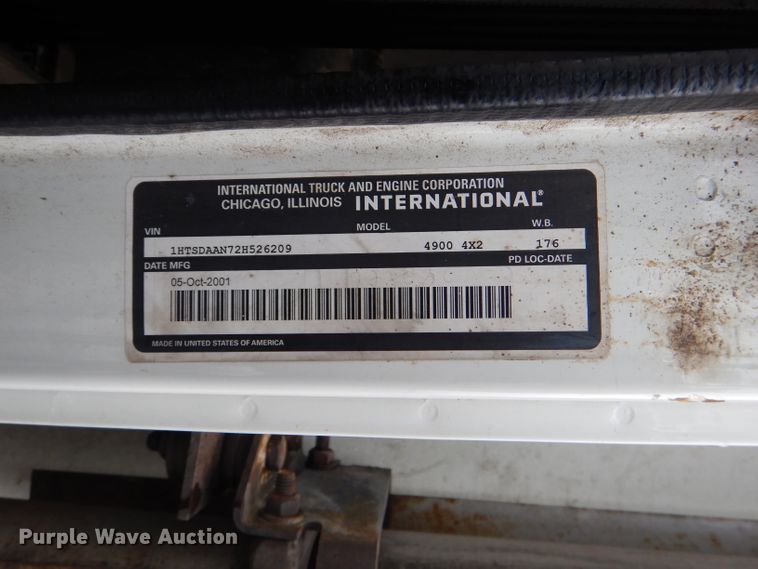 image for item DI2648 2002 International 4900 bucket truck