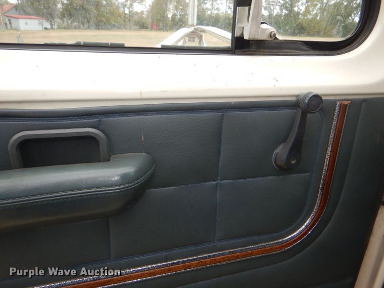 image for item DI2672 1990 Ford Econoline E350 Aerotech shuttle bus