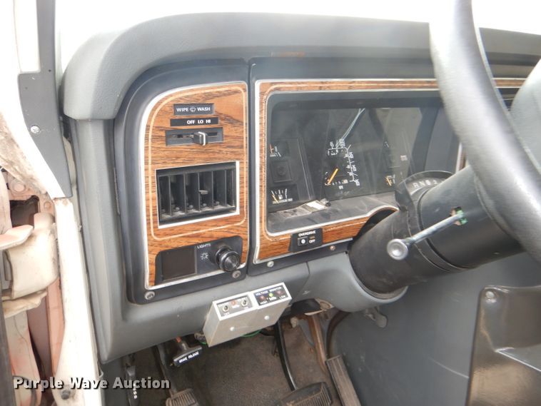 image for item DI2672 1990 Ford Econoline E350 Aerotech shuttle bus