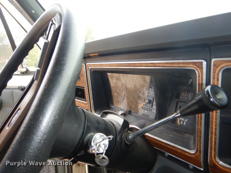 image for item DI2672 1990 Ford Econoline E350 Aerotech shuttle bus