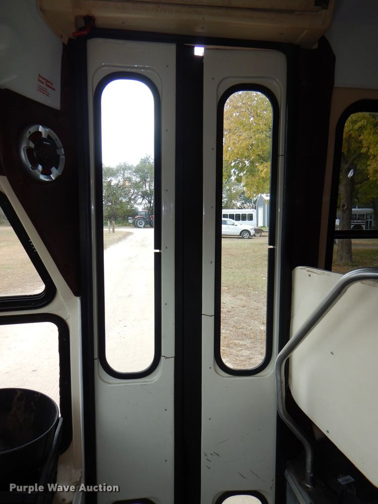 image for item DI2672 1990 Ford Econoline E350 Aerotech shuttle bus