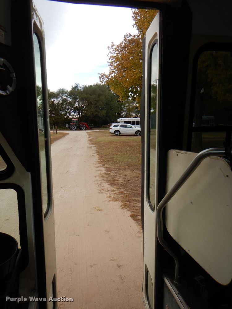 image for item DI2672 1990 Ford Econoline E350 Aerotech shuttle bus