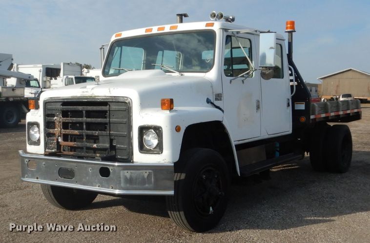 image for item EC9000 1986 International 1900 flatbed truck