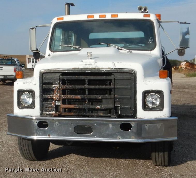 image for item EC9000 1986 International 1900 flatbed truck