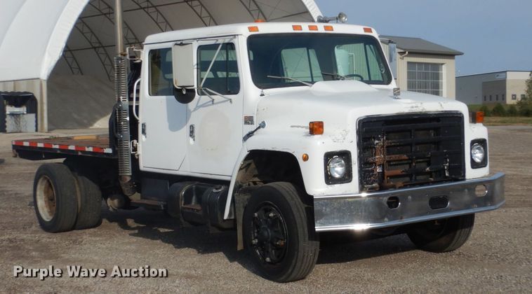 image for item EC9000 1986 International 1900 flatbed truck