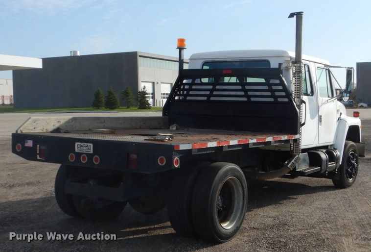 image for item EC9000 1986 International 1900 flatbed truck