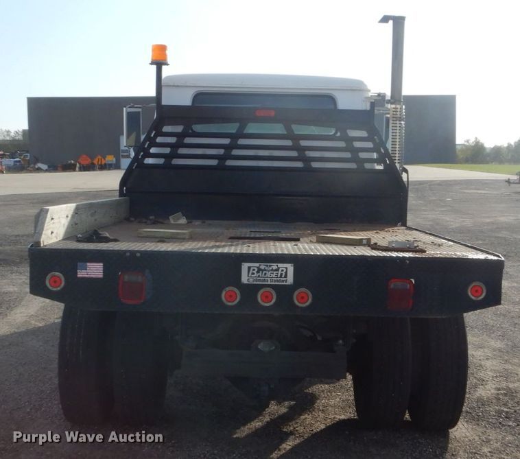 image for item EC9000 1986 International 1900 flatbed truck
