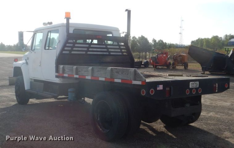 image for item EC9000 1986 International 1900 flatbed truck
