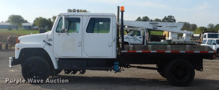 image for item EC9000 1986 International 1900 flatbed truck