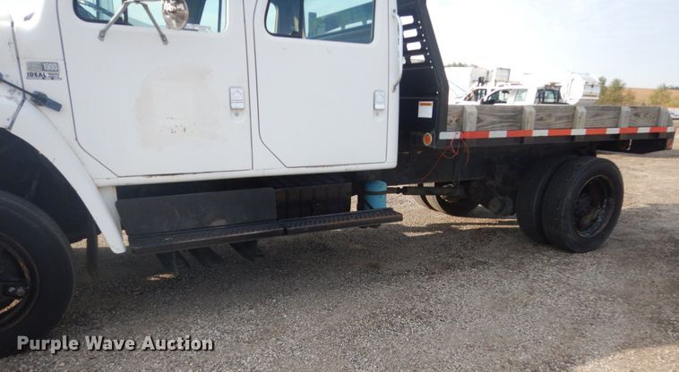 image for item EC9000 1986 International 1900 flatbed truck