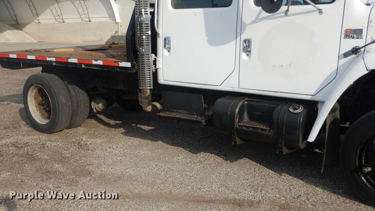 image for item EC9000 1986 International 1900 flatbed truck