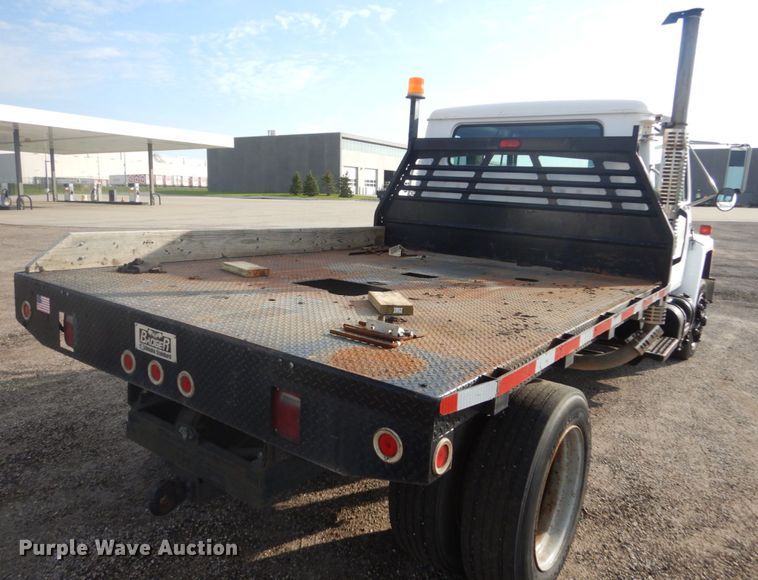 image for item EC9000 1986 International 1900 flatbed truck