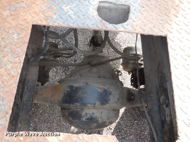 image for item EC9000 1986 International 1900 flatbed truck