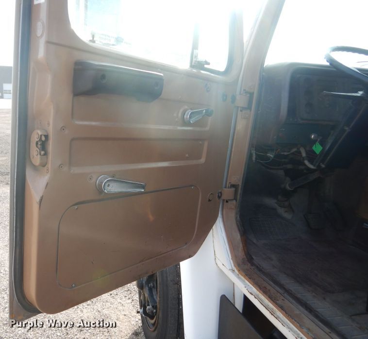 image for item EC9000 1986 International 1900 flatbed truck