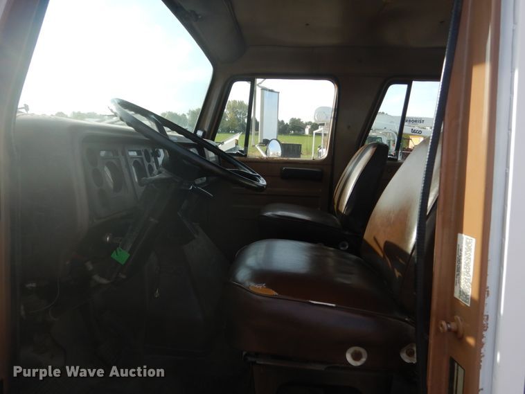 image for item EC9000 1986 International 1900 flatbed truck