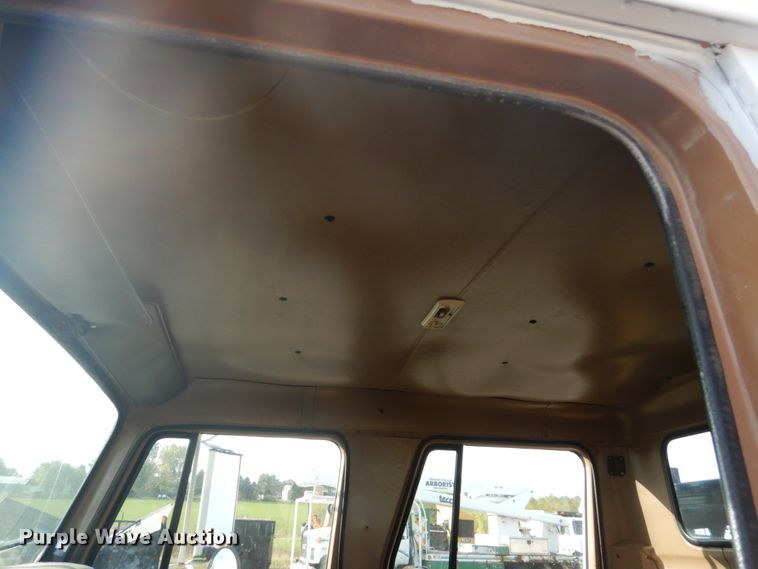 image for item EC9000 1986 International 1900 flatbed truck