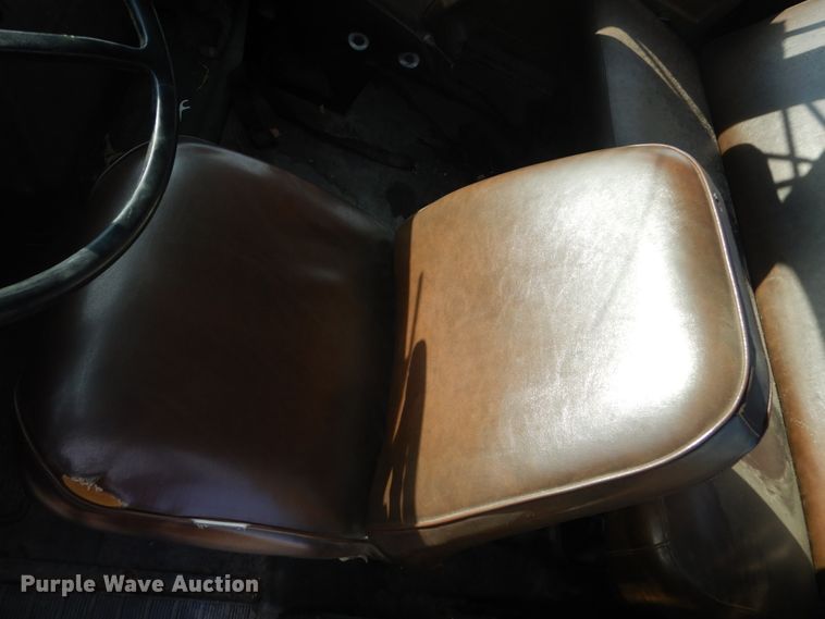 image for item EC9000 1986 International 1900 flatbed truck