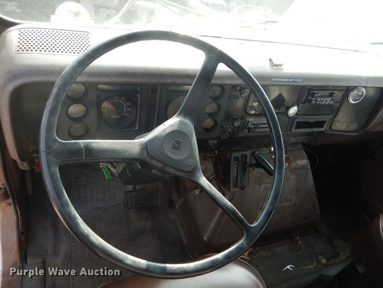 image for item EC9000 1986 International 1900 flatbed truck