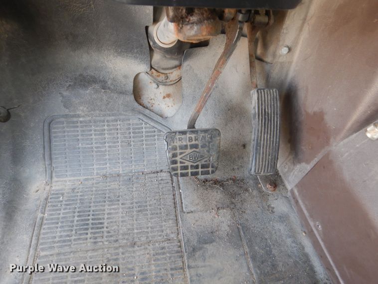 image for item EC9000 1986 International 1900 flatbed truck