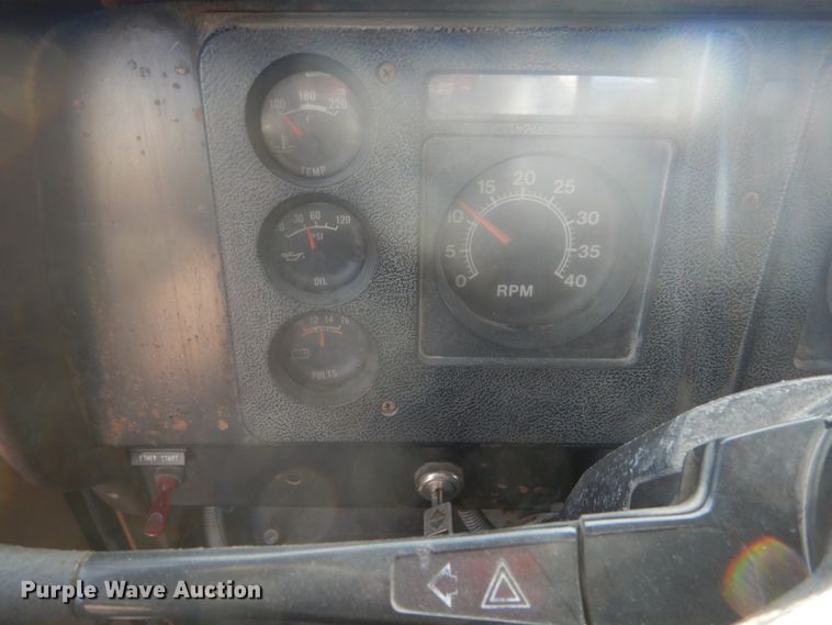 image for item EC9000 1986 International 1900 flatbed truck