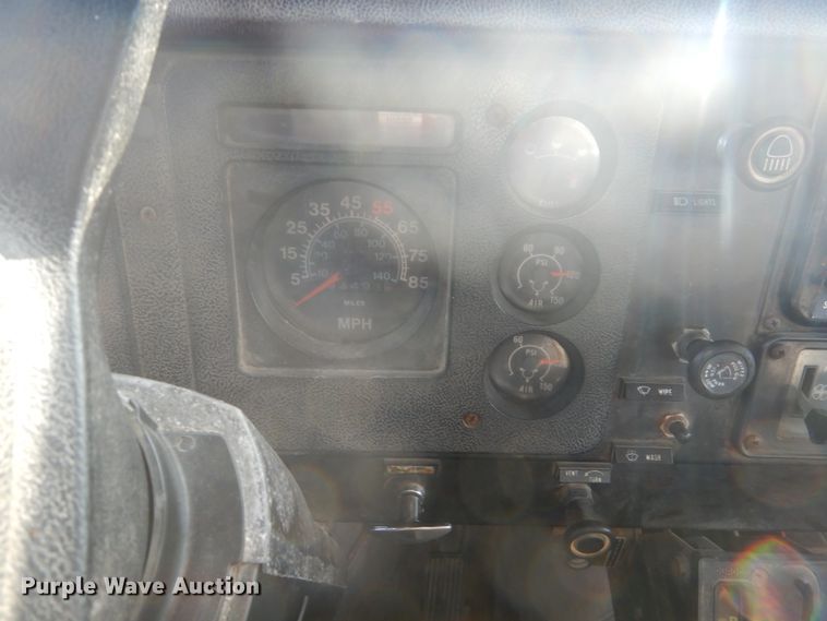 image for item EC9000 1986 International 1900 flatbed truck