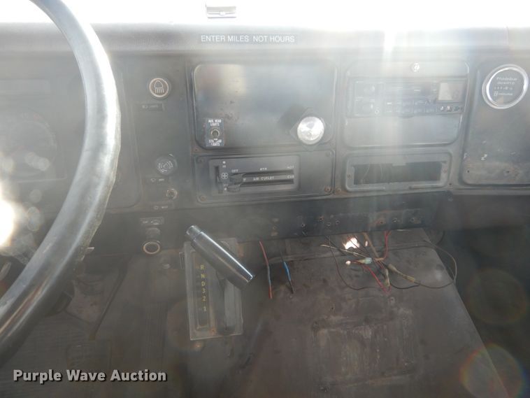 image for item EC9000 1986 International 1900 flatbed truck