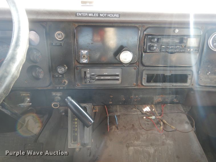 image for item EC9000 1986 International 1900 flatbed truck