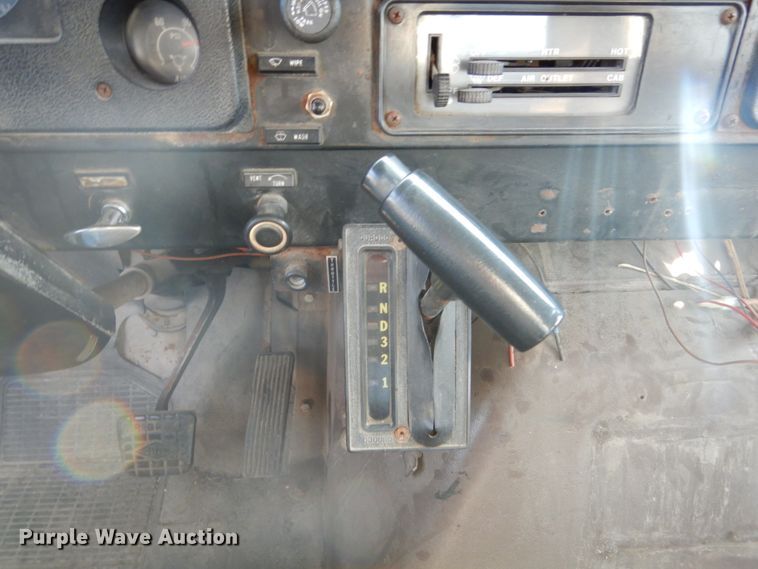 image for item EC9000 1986 International 1900 flatbed truck