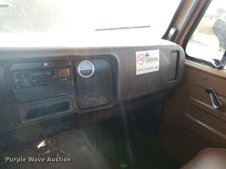 image for item EC9000 1986 International 1900 flatbed truck