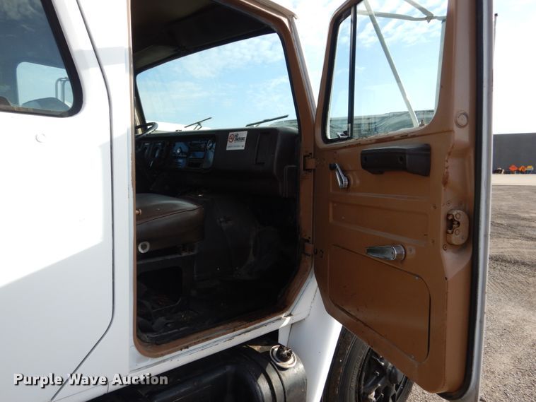 image for item EC9000 1986 International 1900 flatbed truck