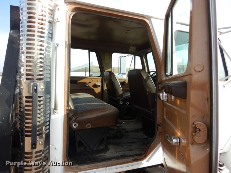 image for item EC9000 1986 International 1900 flatbed truck