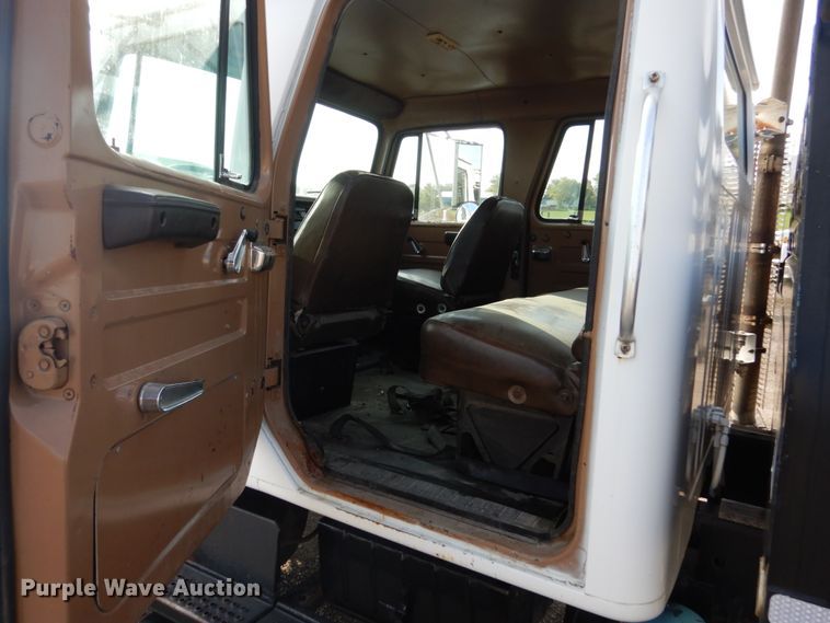 image for item EC9000 1986 International 1900 flatbed truck