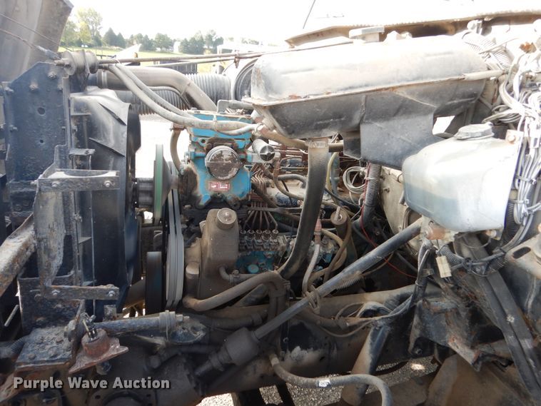 image for item EC9000 1986 International 1900 flatbed truck