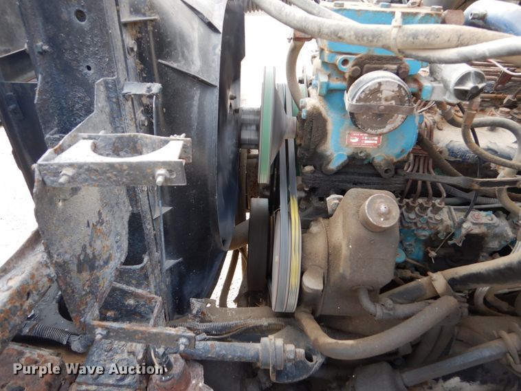 image for item EC9000 1986 International 1900 flatbed truck