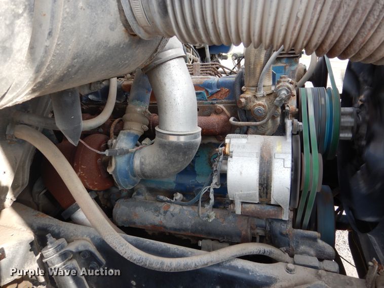 image for item EC9000 1986 International 1900 flatbed truck