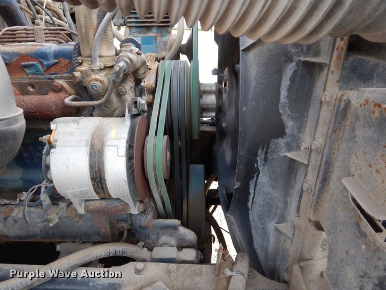 image for item EC9000 1986 International 1900 flatbed truck