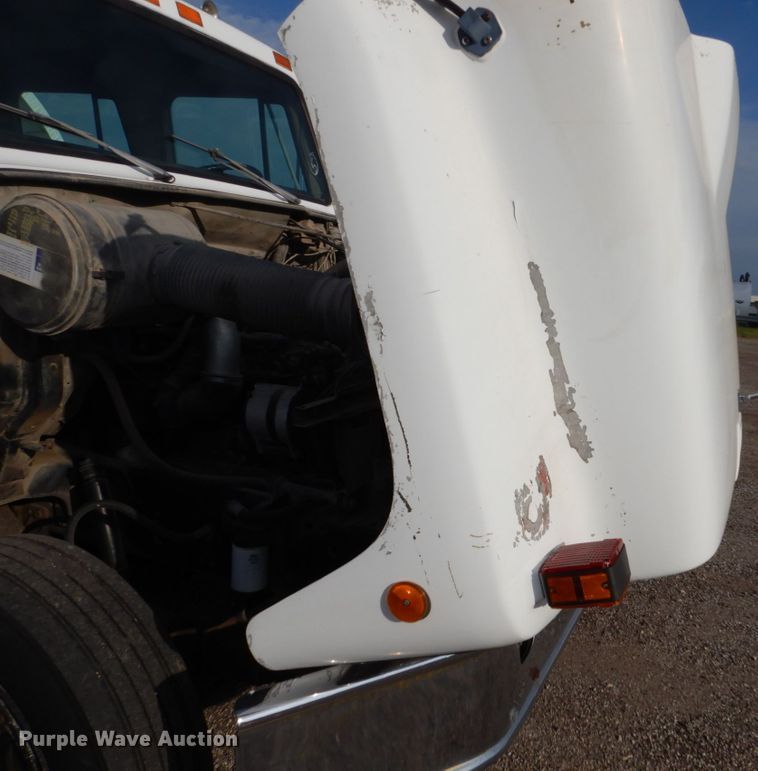 image for item EC9000 1986 International 1900 flatbed truck